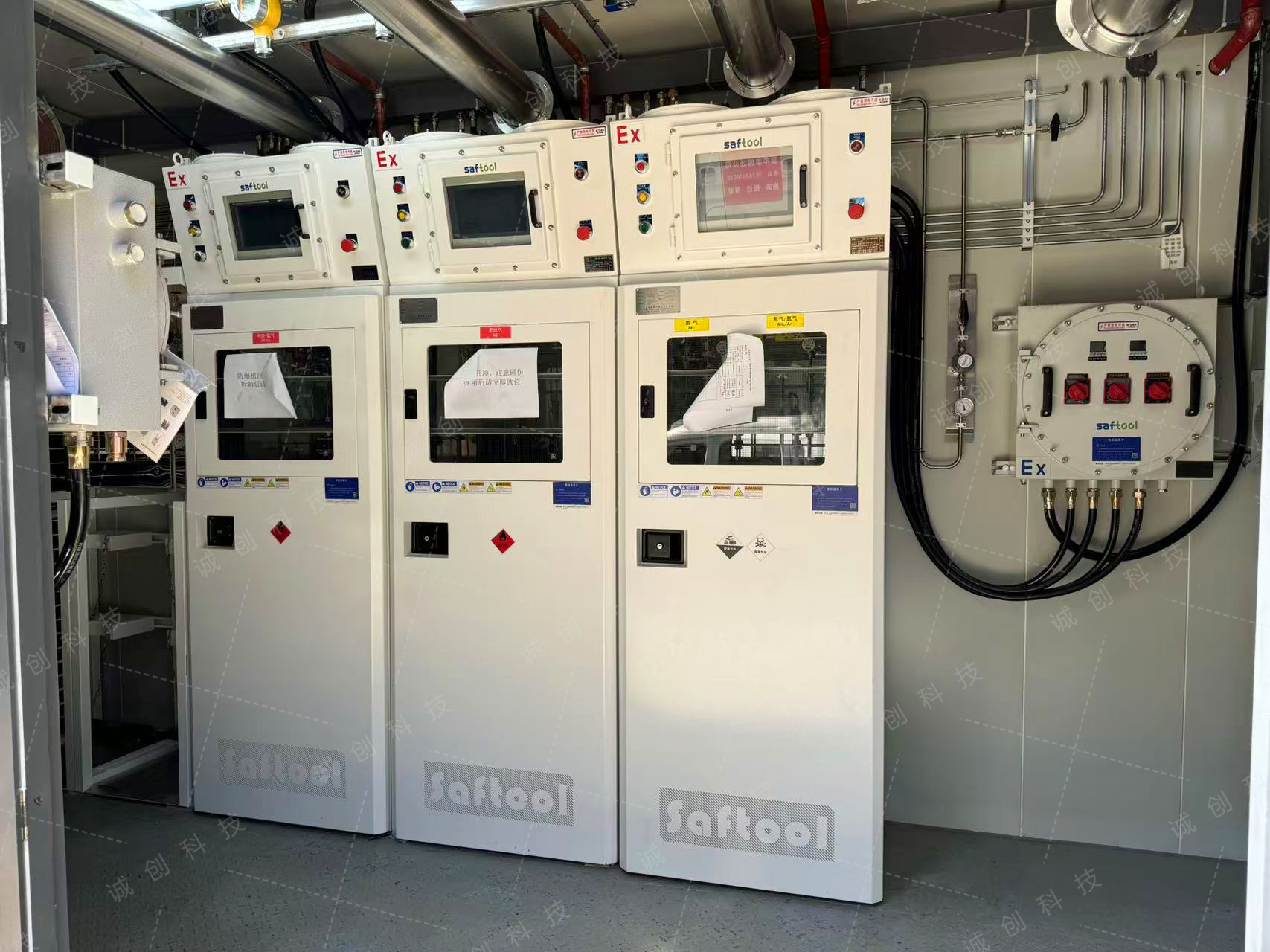 易燃易爆移动气站中的3台特气柜（正面照)
