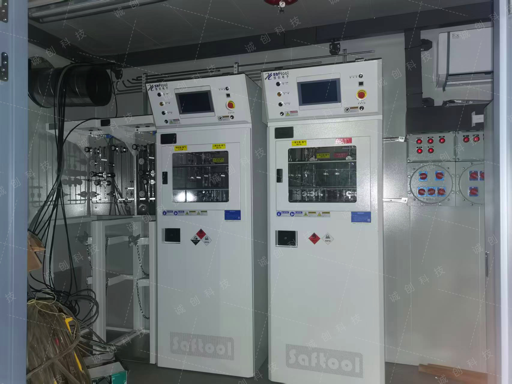 毒腐气体的两台特气柜