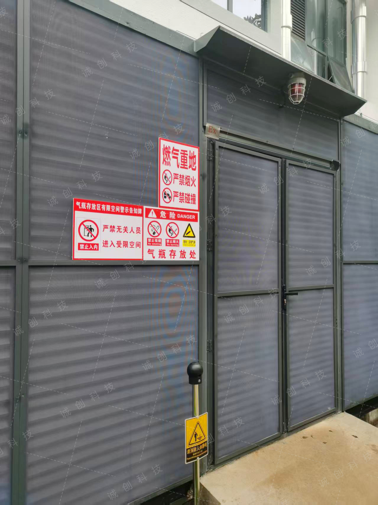 易燃易爆移动气站（门外有防静电装置）