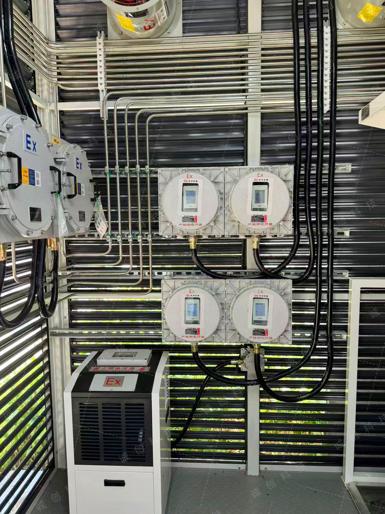 易燃易爆移动气站中的1台温度、湿度控制箱