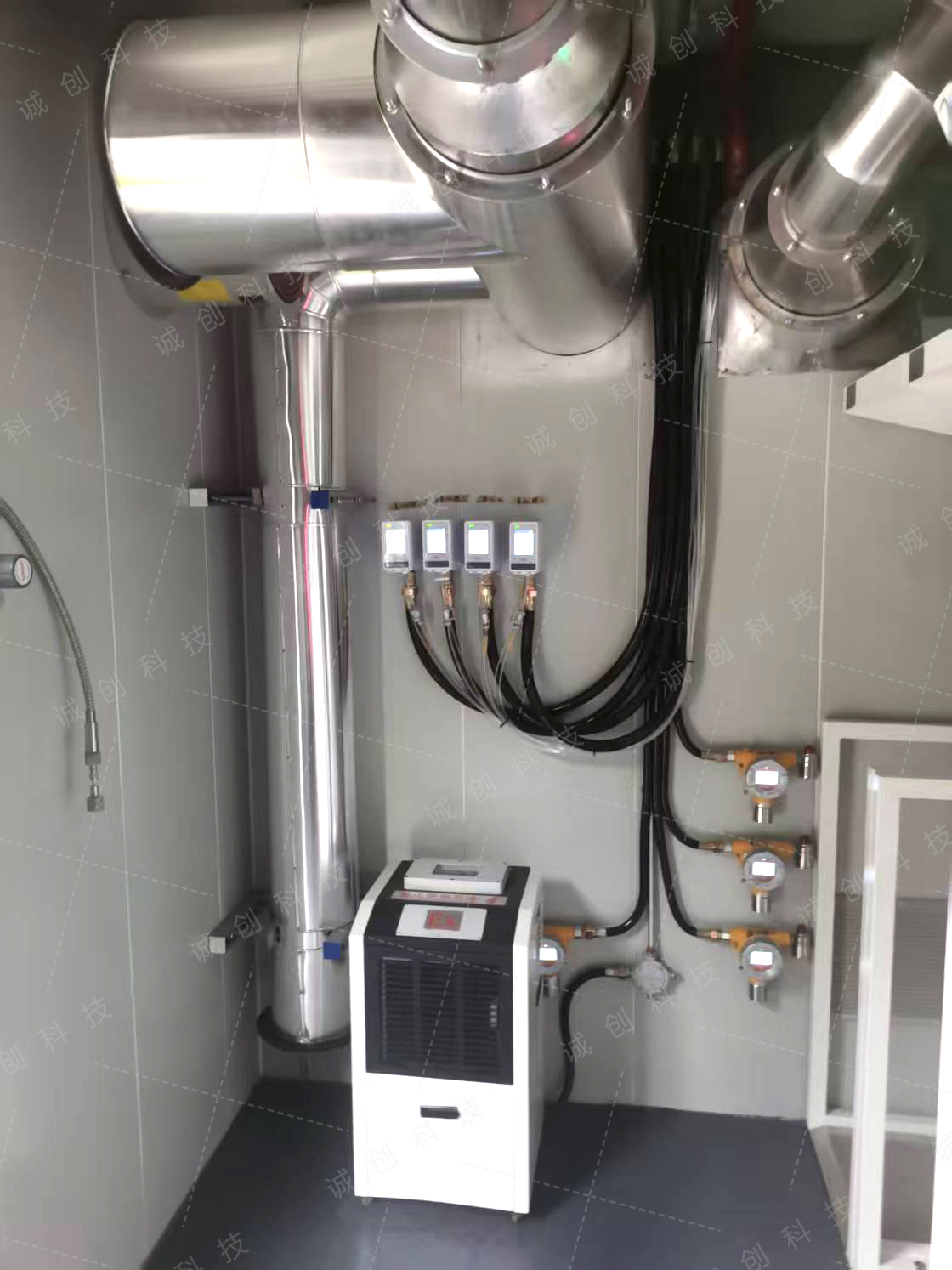 毒腐移动气站中的温度、湿度控制箱